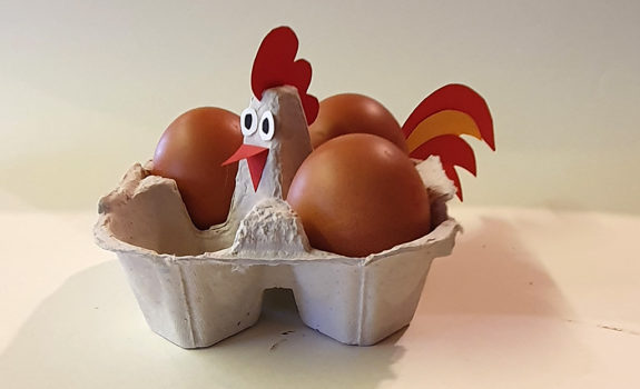 Bastelidee: Hahn aus Eierkarton