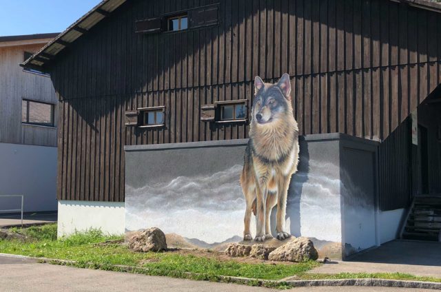 Das Kunstwerk zierte seit September 2019 den Weg zum Tierpark.