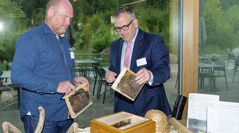 Regierungsrat Michael Stähli (r.) liess sich gestern von Daniel Buresch über das Bienen-Angebot für Schulen im Natur- und Tierpark Goldau informieren.