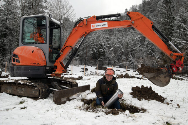 Joe Michel, Leiter Bau & Infrastruktur, mit der Zeitkapsel, die auf dem Areal Grosswijer vergraben wird.