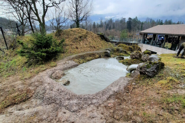 Der Bärenteich im Natur- und Tierpark Goldau ist fertig vergrössert und mit Wasser aufgefüllt.