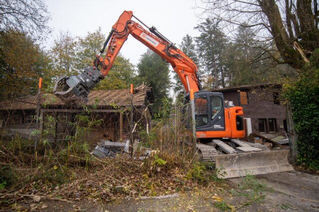 Bagger bei Abbrucharbeiten im ehemaligen Eingangbereich des Natur- und Tierparks Goldau