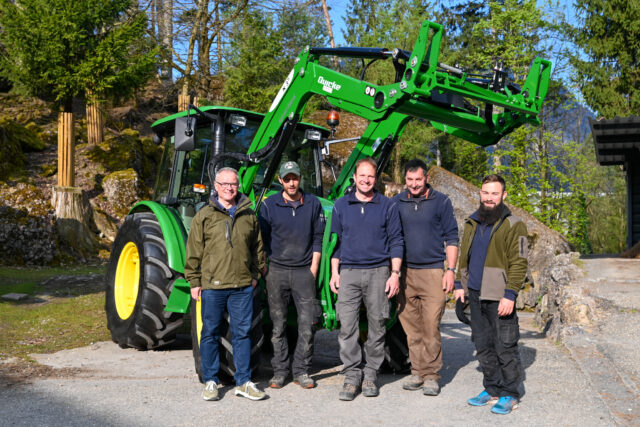 Das Unterhalts-Team freut sich über den neuen Traktor.